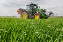 Traktor mit Stickstoffsensorgerät