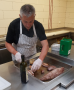 Ein Mann bereitet Fleisch in einer Küche zu