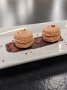 Braune Macarons auf einem Teller angerichtet