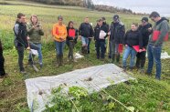 Die Studierenden sowie die Lehrenden beim Zwischenfruchtversuch auf dem Feld