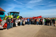 Die Studierenden vor einem Traktor