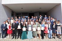 Die Studierenden, die im Jahr 2025 ihren Abschluss gemacht haben auf einem Gruppenbild