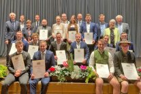 Gruppenbild der Studierenden, die den Meisterbrief erhalten haben zusammen mit den Lehrern