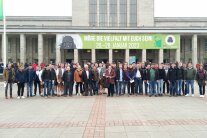 Die Ausflugsgruppe vor der Messehalle