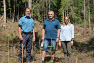 Karl Engelhardt, Dieter Selz und Elena Falk in einer der bepflanzten Flächen.