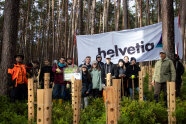 Schülerinnen und Schüler zusammen im Wald
