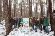 Die Teilnehmer beim Spatenstich im Wald