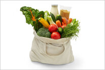 Weiße Stofftasche mit Gemüse, Nudeln und Milchflasche