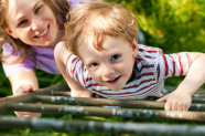Kind klettert Leiter hinauf 