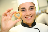 Köchin hält gebackenes Herz © goodluz - fotolia.com