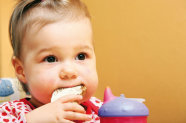 Kind beißt in Butterbrot 