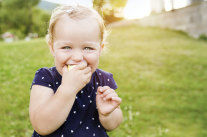 Kleinkind beißt in Apfel 