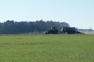 Traktor mit Güllefass auf einem Feld