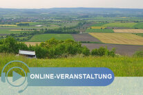 Wiese an einem Hang, dahinter Äcker, Felder und Wiesen; davor Schriftzug Online-Veranstaltung © Dr. Doris Jensch