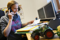 Unternehmerin bei der Büroarbeit