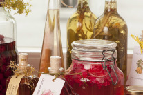 Öle und Liköre in Flaschen und Gläsern